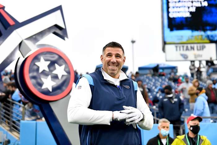 Tennessee Titans head coach Mike Vrabel gets ready t face the Miami Dolphins at Nissan Stadium Sunday, Jan. 2, 2022 in Nashville, Tenn.